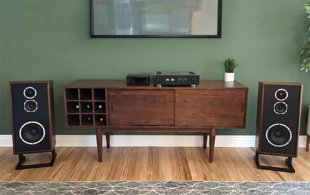 KLH Model Four. Retro looks meet a proper three-way engine room