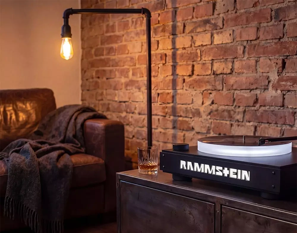 Clearaudio Rammstein. Vinyl with German precision and a red glow