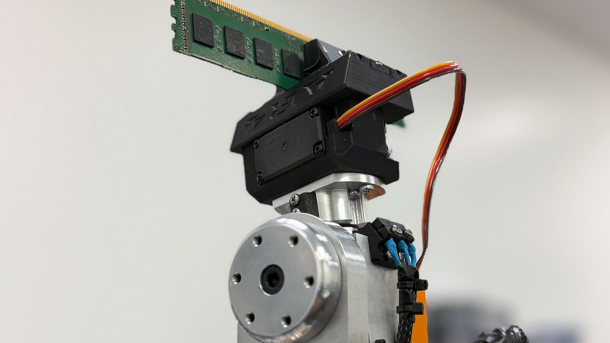 Tuurny Nantul. The robot that harvests RAM chips from your dead TV