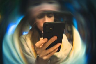 Turn Your Phone Into an E-Reader. Smart tweaks for painless reading