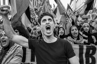 Street Photography in the Age of AI. Why the Real Frame Still Wins