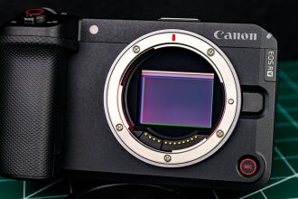 Canon EOS R6 V. Firmware 1.1.0 finally lets the hybrid flagship fire flash