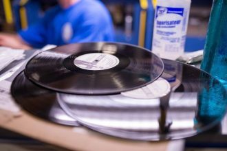 Suno Vinyl. When the algorithm dreams of analog warmth