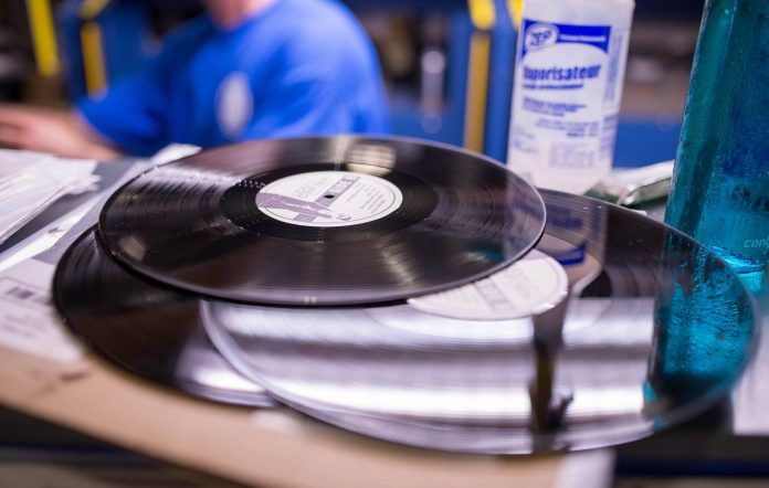 Suno Vinyl. When the algorithm dreams of analog warmth
