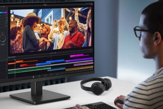 Samsung ViewFinity S7. The big-screen 4K panel that keeps your desk tidy