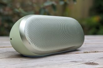 Harman Kardon Luna 2. A glowing portable that wants to charm your ears and eyes