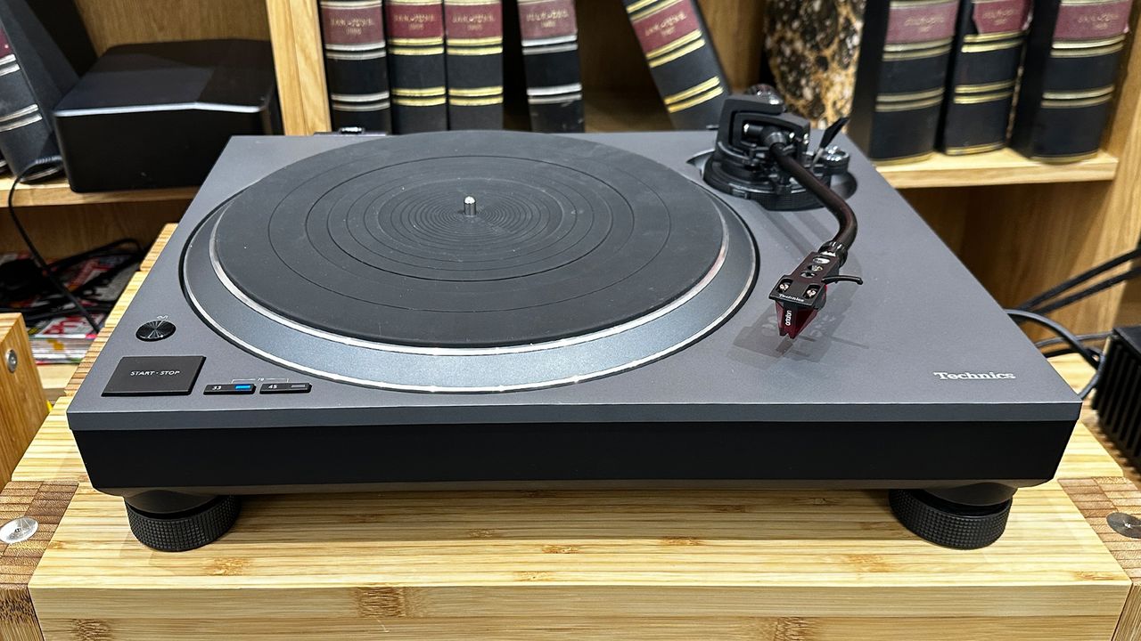 Technics SL-1500CS. Delta Sigma Drive trickles down to the everyday deck
