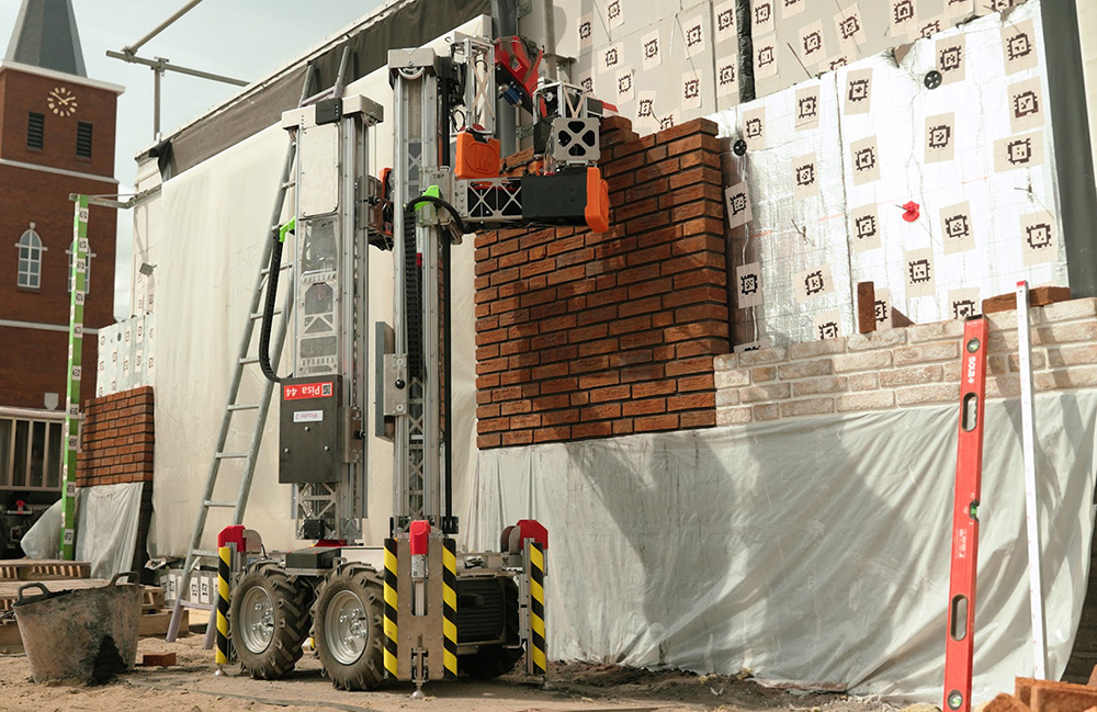 Monumental Pisa. What black bricks taught a robot about real building sites